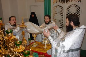 На Собор Божией Матери служило духовенство Свято-Троицкого Александра Свирского мужского монастыря.