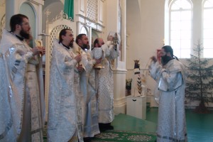 Божественную Литургию служит духовенство Свято-Троицкого Александра Свирского мужского монастыря